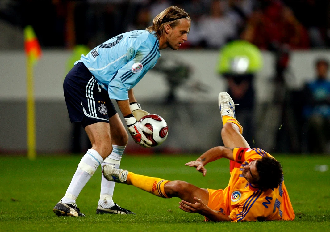 
    Cele mai mari gafe ale portarilor sunt foarte amuzante. Împotriva româniei, Hildebrand (aici în duel cu Adrian Mutu) n-a greşit delocFoto: Reuters  
