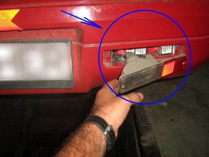 Ţigările erau bine ascunse în bara autovehiculului. Foto: Poliţia de Frontieră