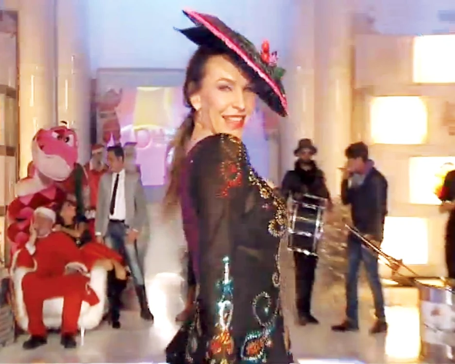 Decembrie 2013- În emisiunea de la TVR1, Anna a purtat corset pentru a nu i se vedea burta