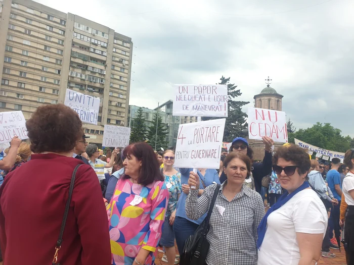 La protestul de la Pitești au participat profesori din întreg județul Foto: Alex Vlaicu
