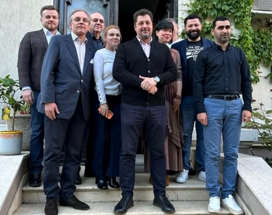 Claudiu Târziu, în mijlocul membrilor fondatori ai noului său partid. FOTO: Facebook/CT