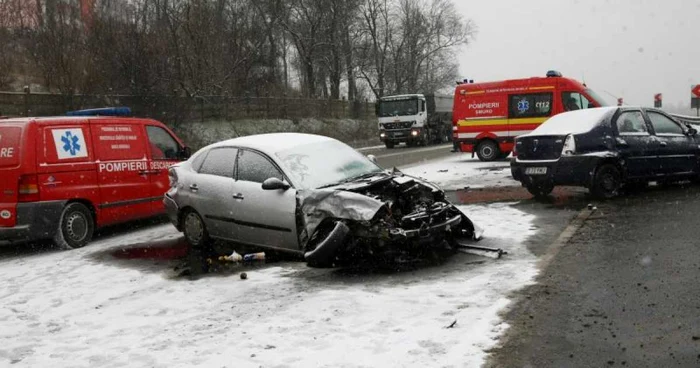 Maşinile au fost avariate, în urma accidentului.