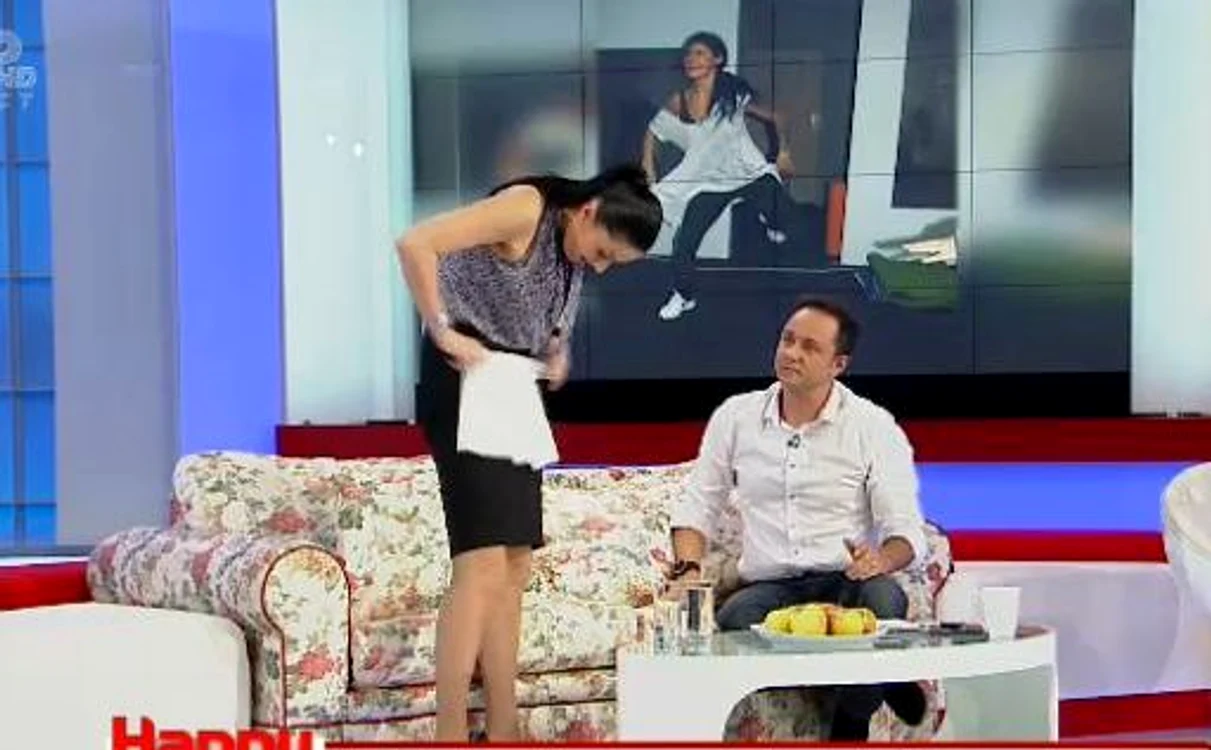 Gabriela Cristea a primit o pereche de chiloţi de la Marcel Toader (captură Pro TV)