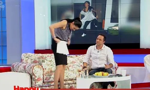 Gabriela Cristea a primit o pereche de chiloţi de la Marcel Toader (captură Pro TV) jpeg
