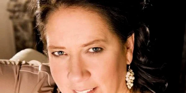 Kathy Kelly şi-a început cariera solo în 1999