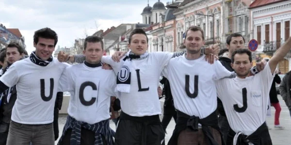 Fanii „U“ Cluj sunt dispuşi să recurgă chiar şi la gesturi extreme pentru a fi alături de echipă. FOTO: ucluj.ro