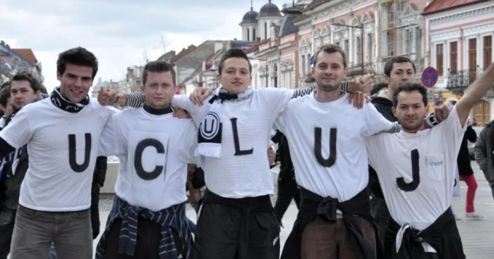 Fanii „U“ Cluj sunt dispuşi să recurgă chiar şi la gesturi extreme pentru a fi alături de echipă. FOTO: ucluj.ro