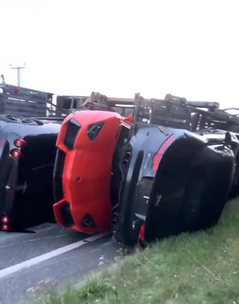 Un trailer auto încărcat cu mașini de lux s-a răsturnat pe un drum, în Anglia. Daunele se ridică la milioane de euro VIDEO