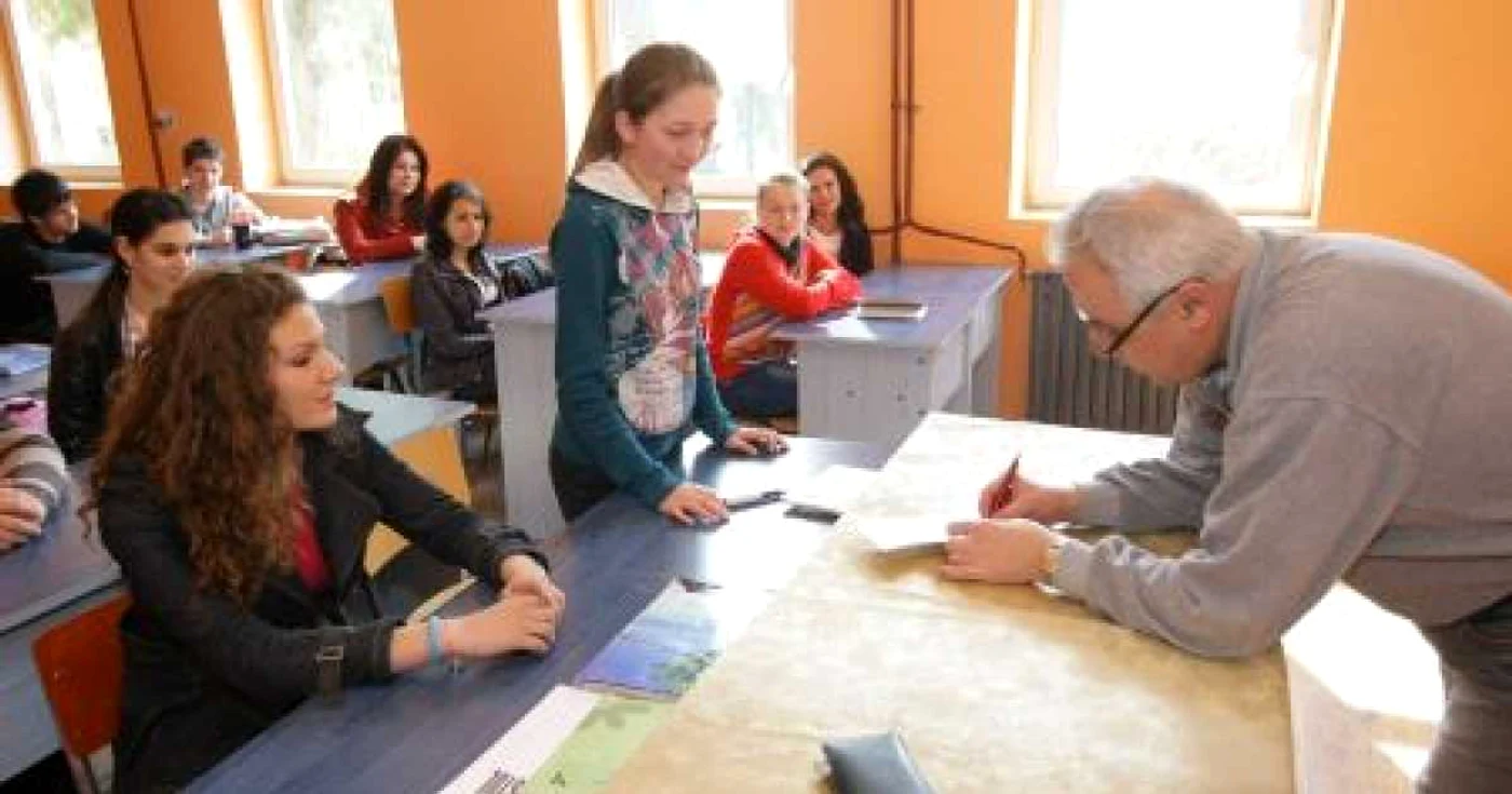 Profesorul Florin Ionescu va trece notele elevilor într-un carneţel