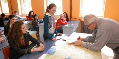 Profesorul Florin Ionescu va trece notele elevilor într-un carneţel