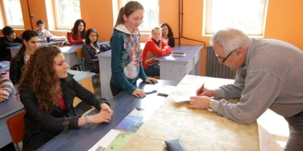 Profesorul Florin Ionescu va trece notele elevilor într-un carneţel