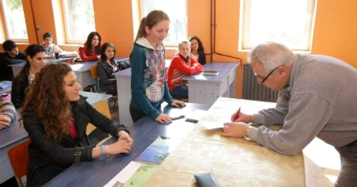 Profesorul Florin Ionescu va trece notele elevilor într-un carneţel