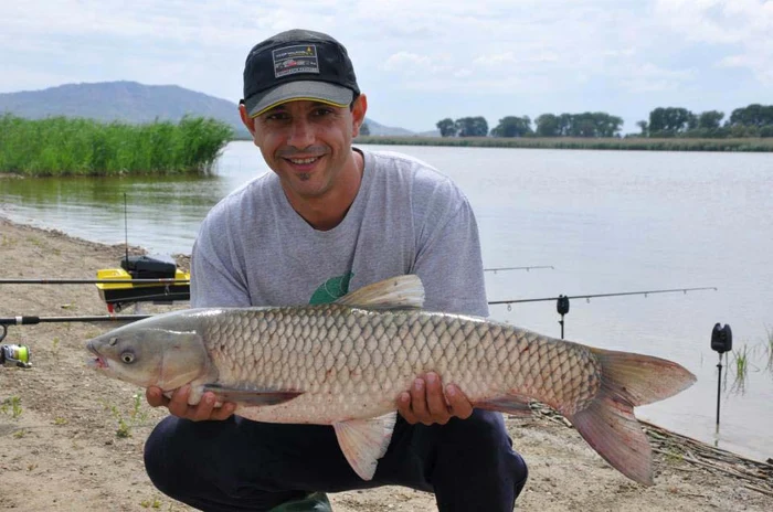 
    Bucătarului îi place să se laude, ca un pescar veritabil, cu ce prindeFOTO: ARHIVA PERSONALĂ  