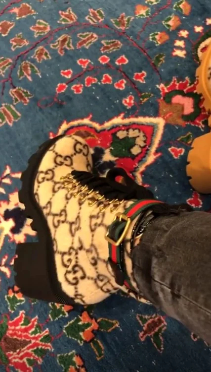 Lavinia Pârva s-a lăudat pe rețelele de socializare cu o pereche de încălțări de lux 