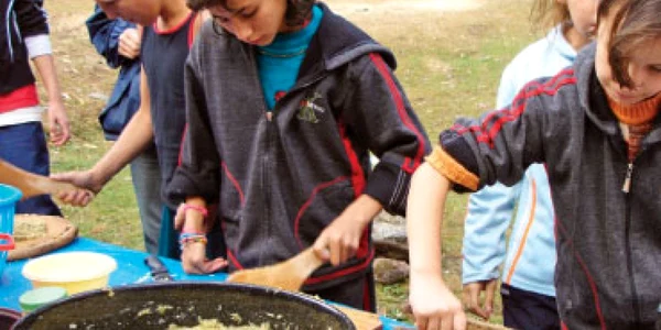Orfanii învaţă să se întreţină singuri