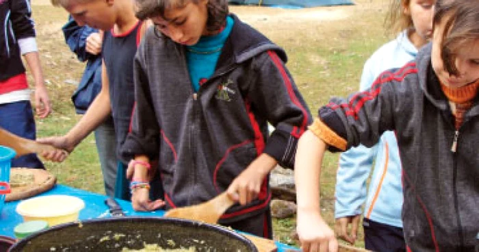 Orfanii învaţă să se întreţină singuri