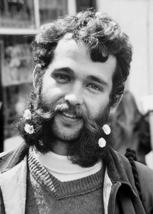 Portretul unui hipiot care participă la o demonstrație împotriva războiului, San Francisco, 1 aprilie 1967