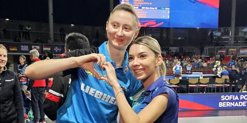 Bernadette Szocs și partenera austriacă Sofia Polcanova Foto Federatia Romana de Tenis de Masa jpg