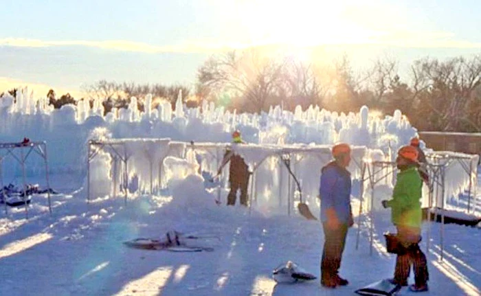 
    Până acum s-au folosit 37.854.117 litri de apă  pentru castelul care va avea înălţimea de 10 metri  