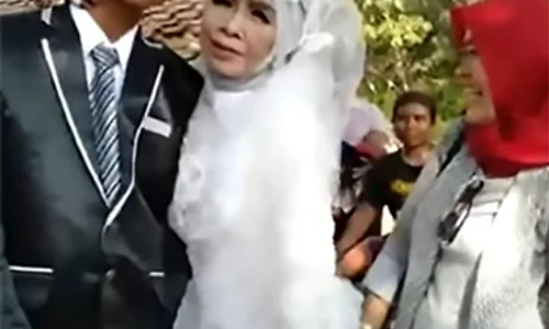 La nuntă, bunica mireasă a arătat cât de mult îl iubeşte pe tânărul soţ jpeg