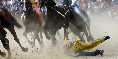 Un călăreţ cade în timpul tradiţionalei curse de cai Palio di Siena