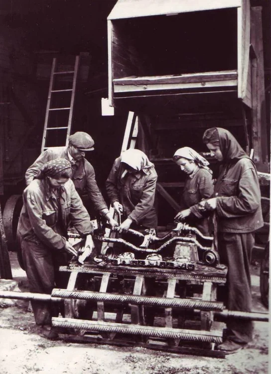 3 1952 Brigada de tractoriste de la S M T Roman regiunea Bacau 1 JPG jpeg