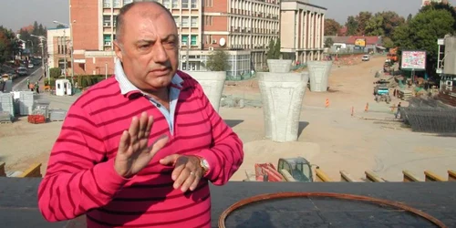 Primarul Solomon a dat declaraţii de pe schela montată la kilometrul 0 al oraşului