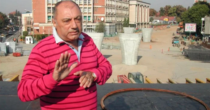 Primarul Solomon a dat declaraţii de pe schela montată la kilometrul 0 al oraşului