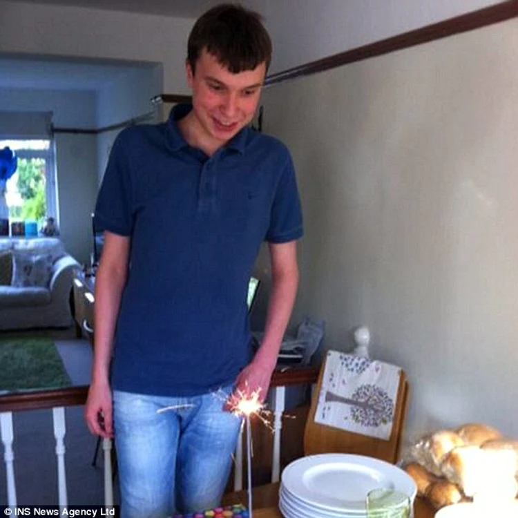
    Speriat şi fără să îşi dea seama că mail-ul primit e de la nişte delicvenţi, băiatul şi-a pus capăt zilelorFoto: Daily Mail  