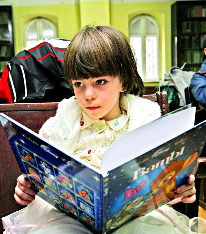 
    Eliza a primit  cadou de la  Adevărul Holding  cărţile din  colecţia Disney  