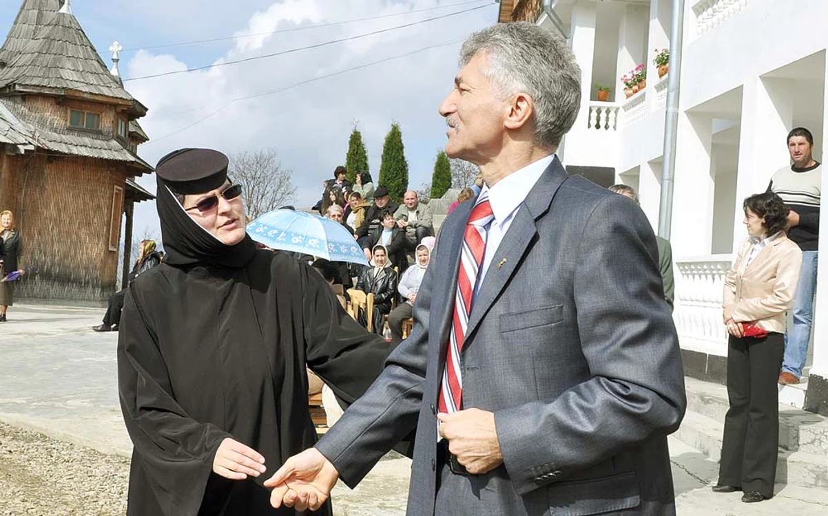 
    Ca şi alţi politicieni, lui Ioan Oltean îi plăcea să fie văzut la bisericăfoto: Click!  