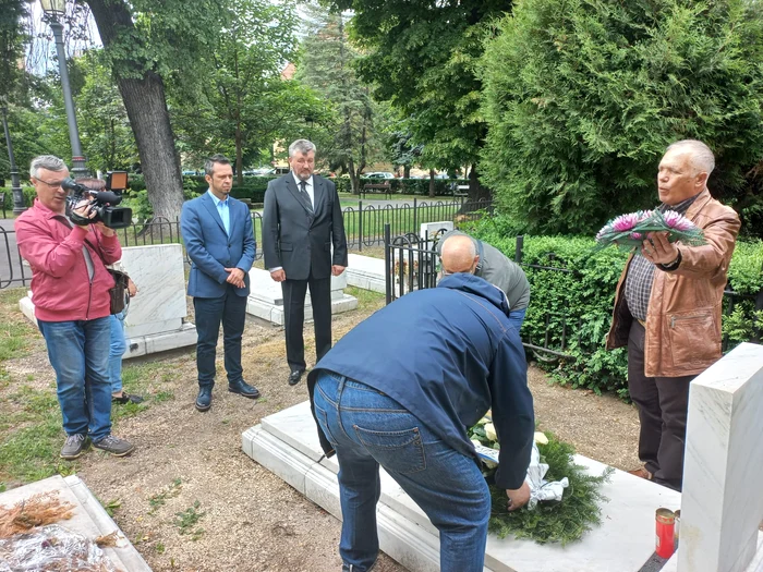 Revoluționarii au depus o coroană de flori la mormântul lui Gavroche de Brașov FOTO Ioan Buciumar