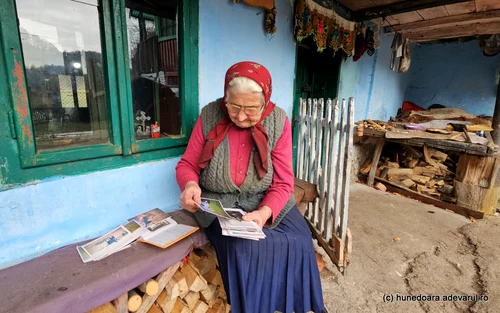 Maria batrana de 93 de ani care crapa lemne  FOTO Daniel Guță  ADEVĂRUL (12) jpg