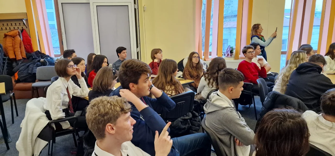 Elevii s-au întrecut în a surprinde clădirea istorice degradate FOTO Galați, orașul meu