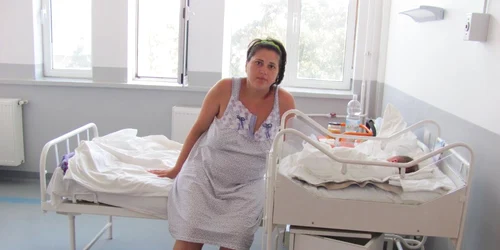 Tinerele mămici stau în rezerve alături de bebeluşi