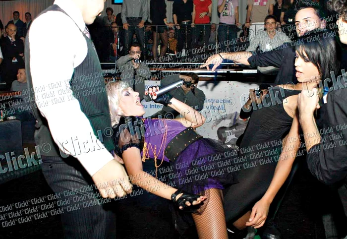 Delia. Mereu sexy şi provocatoare, Delia face show-uri pe cinste alături de dansatoarea ei, Andreea Popescu. Uneori, fetele invită pe scenă şi câte un bărbat din public, pentru un plus de spectaculozitate.