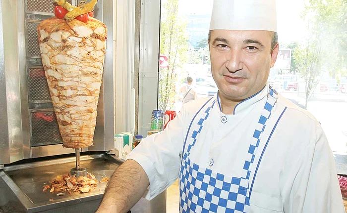 Levent Erdogan, bucătarul -şef de la ”Iskender kebap”, din Capitală, se ”tratează” de caniculă cu ceai negru