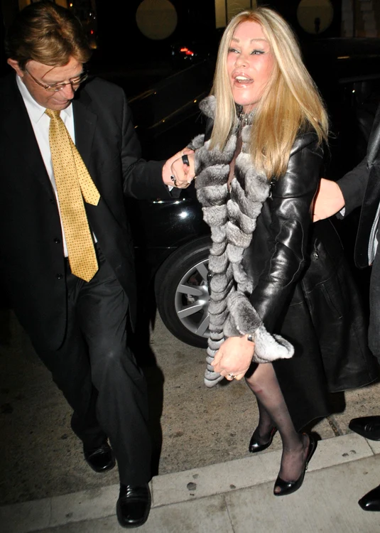 
    Jocelyn Wildenstein a avut ghinion la iesirea la restaurant cu iubitul sau, Lloyd Klein  