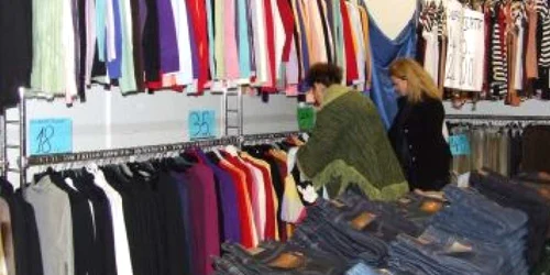 NEAMŢ: Pietrenii se pot îmbrăca la preţuri de fabrică