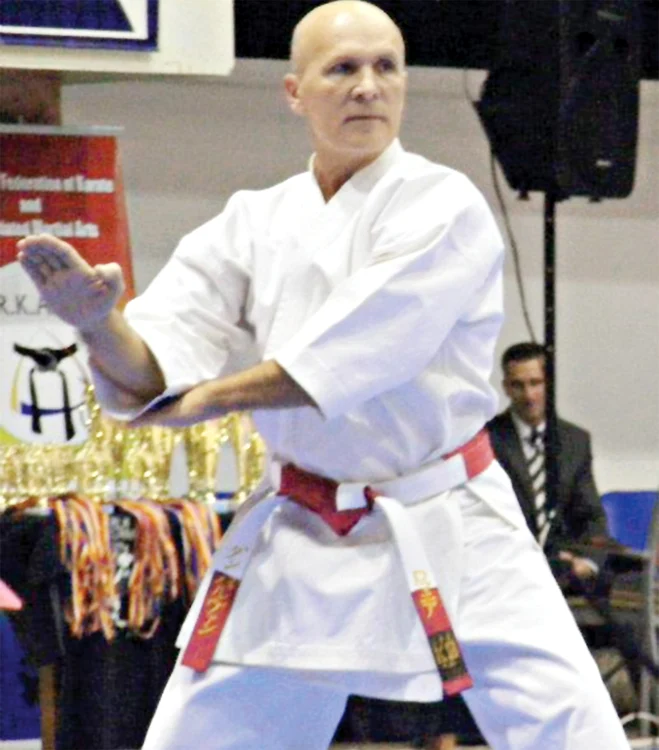 
    Profesorul îşi abuza elevele chiar în sala de antrenament  