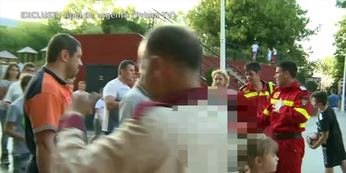 Imagini sfâşietoare de la intervenţia de salvare a fetiţei accidentate la un loc de joacă din Parcul Tei, din Capitală