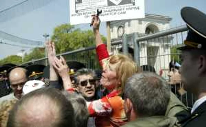 La 1 mai 2010, Maia Laguta a încercat să demonteze un gard Foto: Tudor Iovu