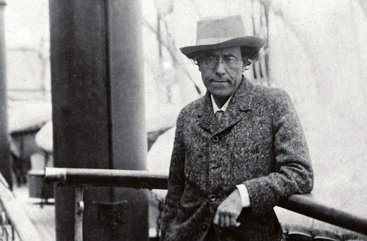 Probabil ultima fotografie care-l înfăţişează pe Gustav Mahler: la bordul vasului care îl aduce din New York în Europa, în aprilie 1911. Compozitorul nu va mai trăi decât o lună (foto: Getty Images)