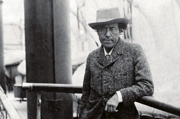 Probabil ultima fotografie care-l înfăţişează pe Gustav Mahler: la bordul vasului care îl aduce din New York în Europa, în aprilie 1911. Compozitorul nu va mai trăi decât o lună (foto: Getty Images)