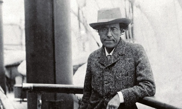 Probabil ultima fotografie care-l înfăţişează pe Gustav Mahler: la bordul vasului care îl aduce din New York în Europa, în aprilie 1911. Compozitorul nu va mai trăi decât o lună (foto: Getty Images)