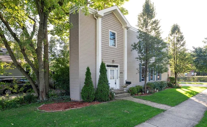 
    Clădirea a fost construită în 2003 şi are două dormitoare, câte unul pe etaj  