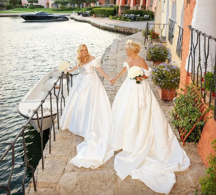 Rebel Wilson și Ramona Agruma au avut rochii de mireasă aproape identice