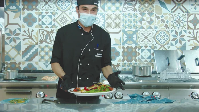 Tânărul nepalez, un bucătar neîntrecut. Foto: Iulian Bunilă