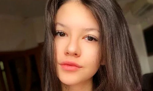 Cleopatra vrea să „șteargă” imaginea de fetiță inocentă care poartă bluzițe roz, cu care ne a obișnuit jpeg