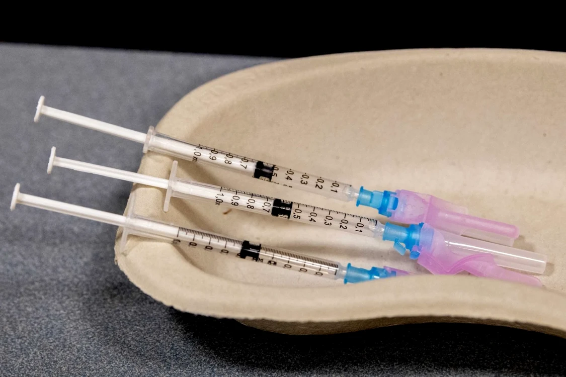Vaccinul raportat ca având cele mai multe efecte adverse a fost cel produs de Astra Zeneca. Arhivă